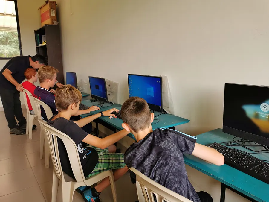 Los niños en clases de computación