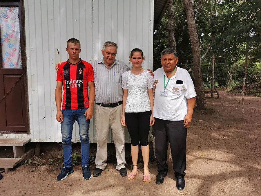 Peter Wieler junto al pastor Willam Kehler, su esposa Anna, y el presidente de Derechos Humanos de Santa Cruz, Víctor Hugo Velasco