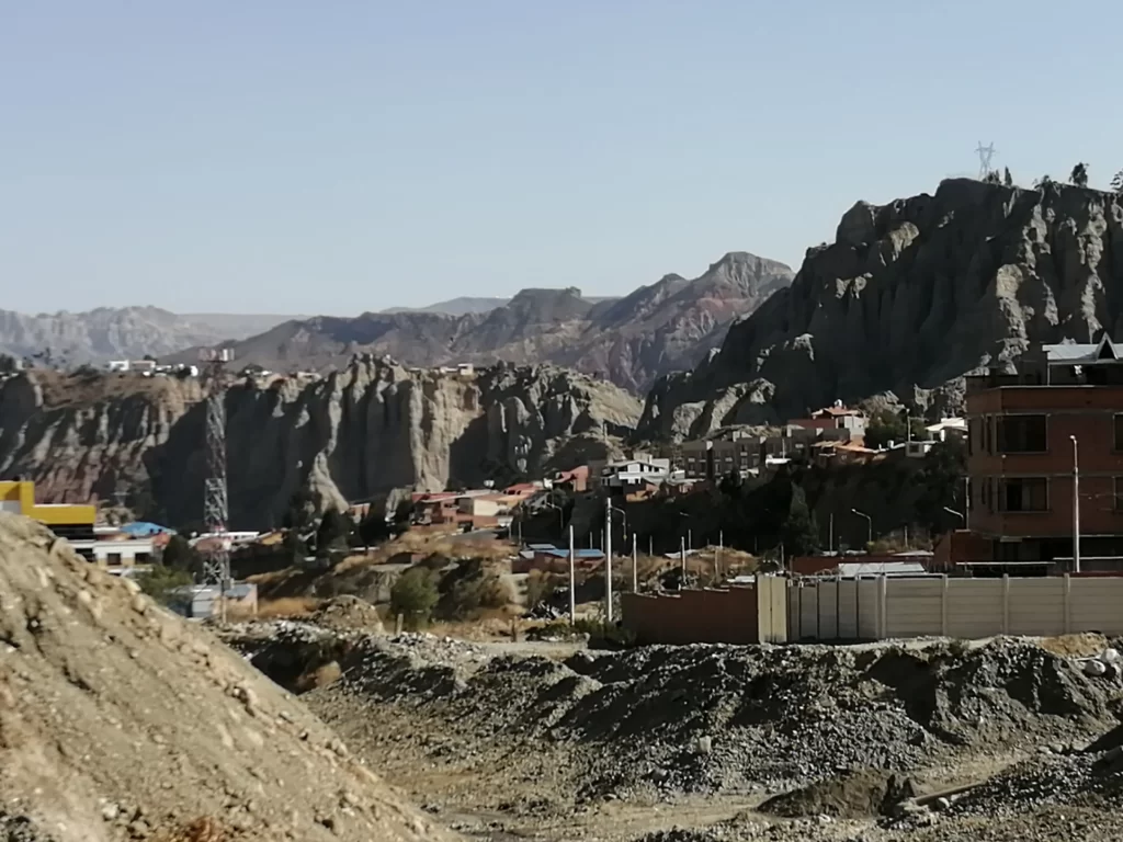 El cerro de Irpavi está calificado como no edificable, sin embargo  está siendo urbanizado. 